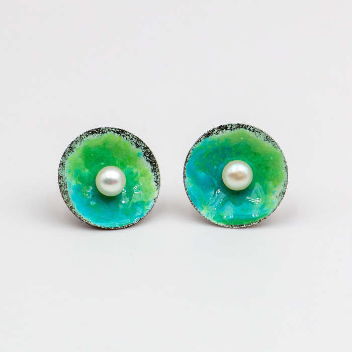 Enameled Disk With Stud Earring  – MUKE Goldsmiths
