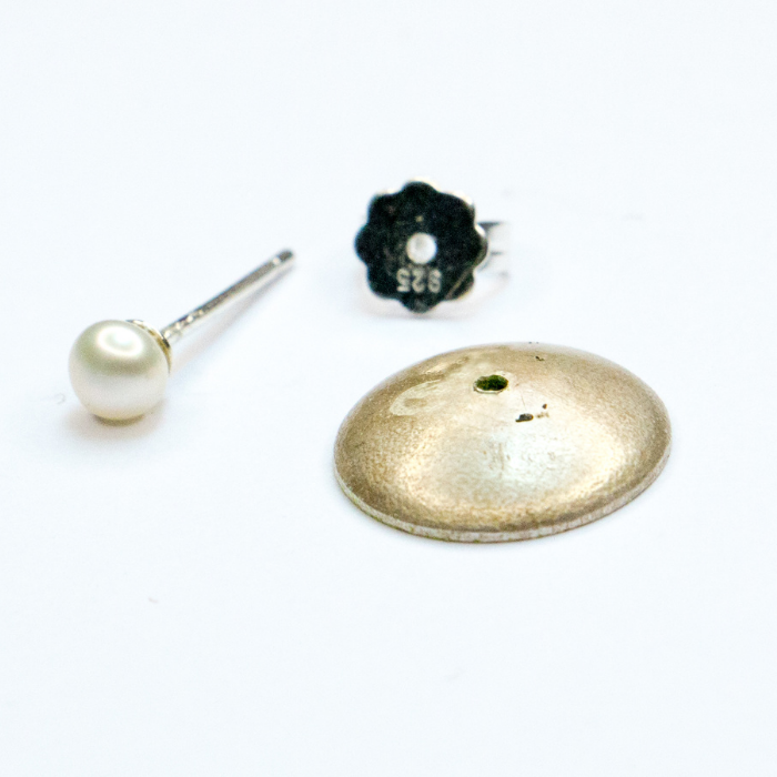 Enameled Disk With Stud Earring  – MUKE Goldsmiths