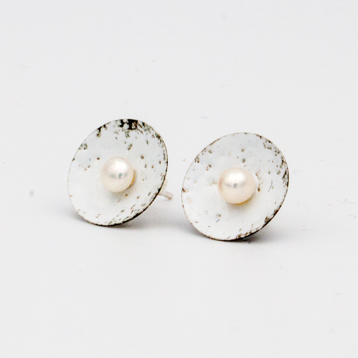 Enameled Disk With Stud Earring  – MUKE Goldsmiths