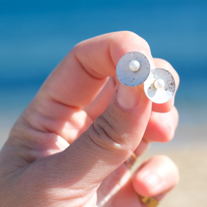 Enameled Disk With Stud Earring  – MUKE Goldsmiths