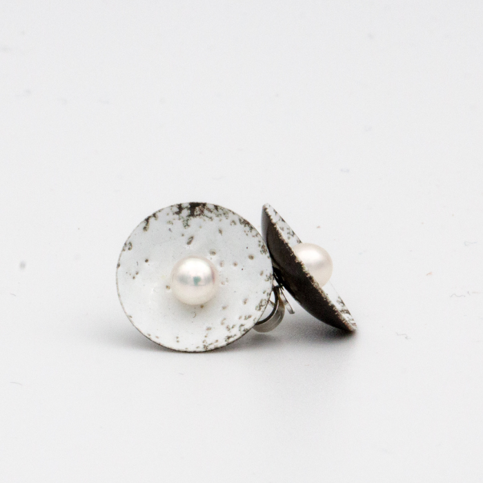Enameled Disk With Stud Earring  – MUKE Goldsmiths