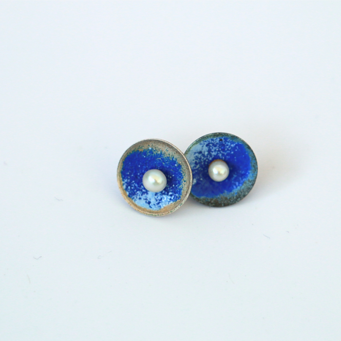 Enameled Disk With Stud Earring  – MUKE Goldsmiths