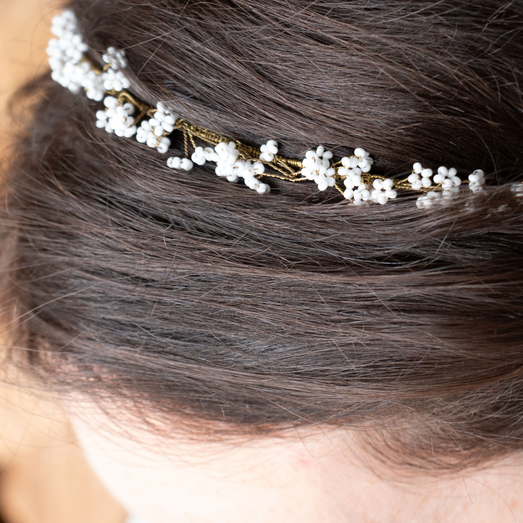 Lily Blume Hair Wreath - White - Nebo v Kvitah